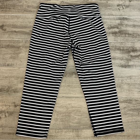 ATHLETA Chaturanga Capri Leggings Black White Striped Size Medium - Picture 4 of 8